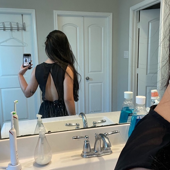 Cut-out back black dress - Picture 5 of 8